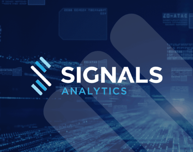 Auf dem Bild ist das Signals Analytics-Logo in weißer und hellblauer Schrift auf einem dunkelblauen digitalen Hintergrund mit abstrakten Daten- und Netzwerkgrafiken zu sehen.