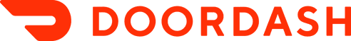 Logo DoorDash représentant une aile rouge stylisée à gauche du mot « DOORDASH », écrit en lettres rouges majuscules et en gras sur un fond gris clair.
