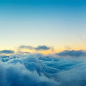 Bei Sonnenaufgang füllt sich der Himmel mit Wolken, während sich sanfte Gold- und Blautöne am Horizont vermischen und eine friedliche und ruhige Atmosphäre schaffen – perfekt, um über deine PPC-Checkliste nachzudenken oder deine nächsten Performance-Marketing-Audits zu planen.