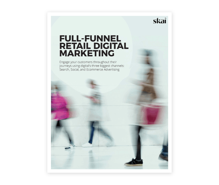 Hinter einer weißen Einblendung mit dem Text „Full-Funnel-Digitalmarketing für den Einzelhandel“ erscheint ein verschwommenes Bild von Menschen, die durch einen Innenraum gehen. Binde deine Kunden während ihrer gesamten Customer Journey über die drei wichtigsten digitalen Kanäle ein: Suchmaschinen-, Social-Media- und E-Commerce-Werbung.
