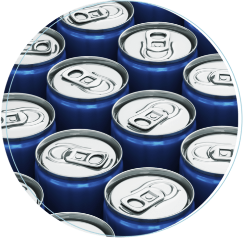Gros plan sur plusieurs canettes en aluminium bleues dotées de languettes argentées, disposées les unes à côté des autres dans un cadre circulaire — idéal pour une étude de cas sur des emballages de boissons uniformes et non ouverts.