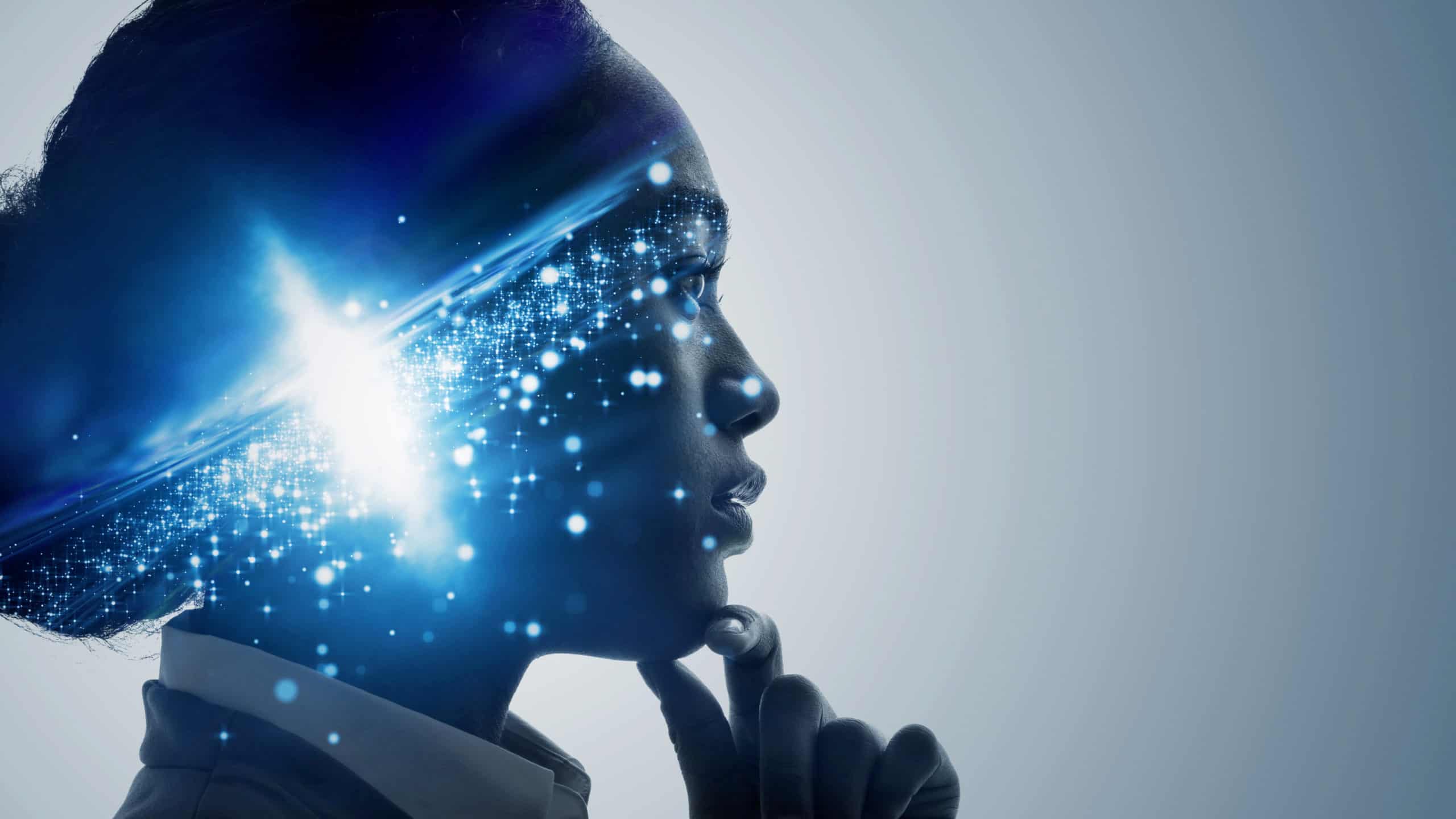 La silhouette d'une femme, la main posée sur le menton, recouverte de particules et de lignes numériques d'un bleu lumineux, évoque la réflexion, la technologie, l'intelligence artificielle et la profondeur analytique de la modélisation des mix médias.