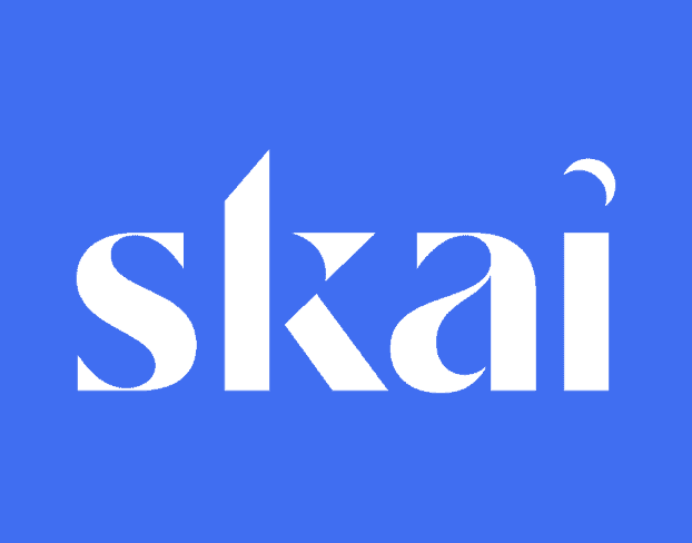 Le mot skai écrit en minuscules blanches stylisées skai un fond bleu uni, avec le point au-dessus du « i » légèrement décalé et incurvé vers la droite.