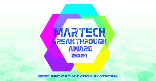 Bunte Sechsecke umrahmen den Text „MarTech Breakthrough Award 2021“, heben die Auszeichnung „Beste PPC-Optimierungsplattform“ hervor und feiern den Erfolg bei den AI Awards vor einem hell gemusterten Hintergrund.