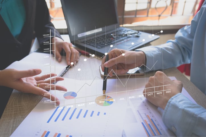Das Geschäftsteam trifft sich und stellt das Projekt vor. Professioneller Investor, der mit neuen Projekten arbeitet. Konzept Geschäft und Finanzen