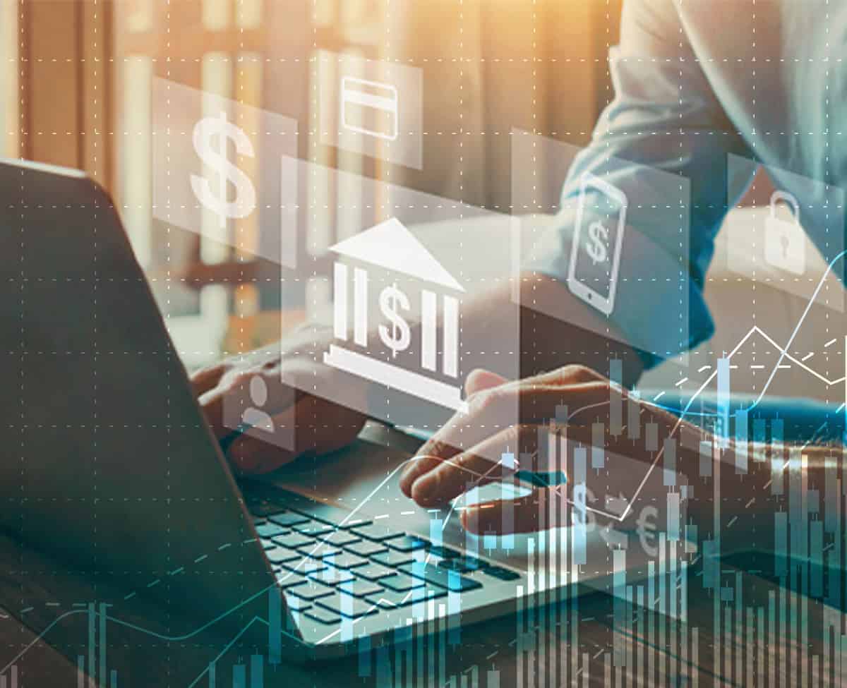 Ein Banker sitzt an seinem Laptop und analysiert Investitionen und neue Konten in seiner Firma