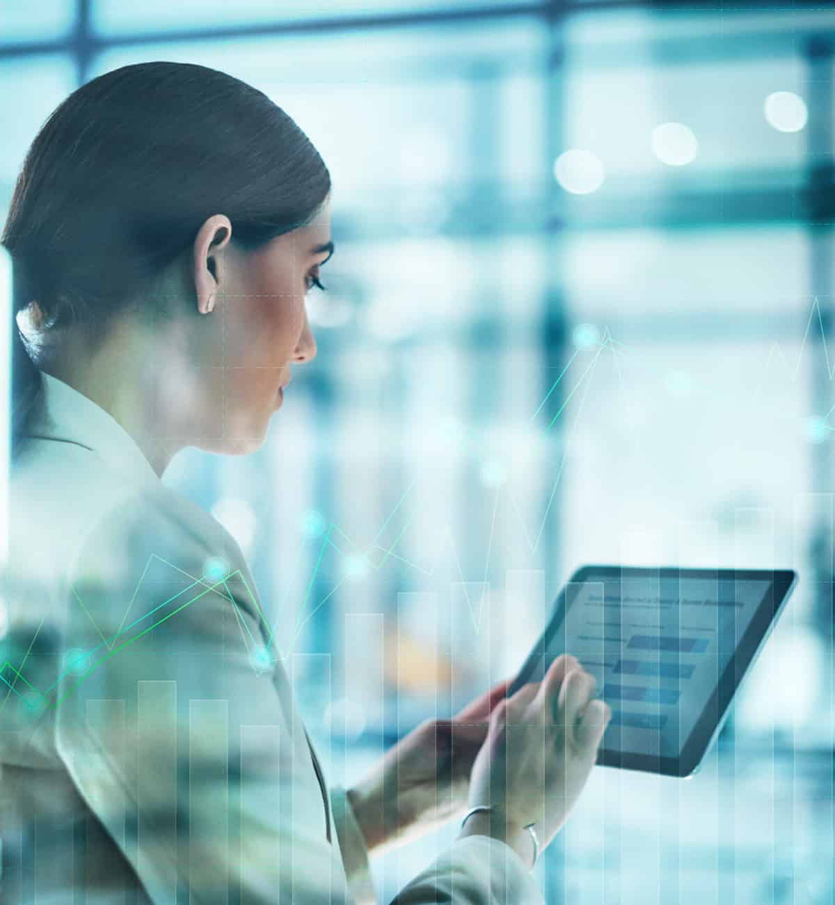 Eine Frau schaut auf ihr Tablet und analysiert eine Fallstudie einer Bank.
