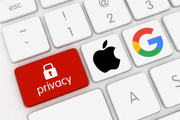 Un clavier d'ordinateur doté d'une touche « Confidentialité » rouge, ornée d'une icône représentant un cadenas pour la protection de la vie privée sur mobile, située à côté des touches arborant le logo Apple et le logo « G » de Google.