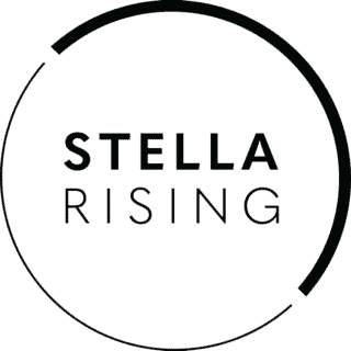 Le texte noir « STELLA RISING » est centré à l'intérieur d'un contour circulaire noir et incomplet sur un fond gris clair, à l'image du style épuré que l'on retrouve souvent dans les publicités d'Amazon. Les parties supérieure droite et inférieure gauche du cercle sont manquantes.