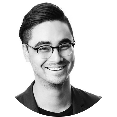 Un jeune homme souriant, aux cheveux courts et foncés, portant des lunettes, un blazer foncé et une chemise noire, photographié sur un fond blanc uni — reflétant la confiance dont font preuve GroupM et Hill's Pet Nutrition alors qu'ils voient leur chiffre d'affaires et leur retour sur investissement publicitaire (ROAS) monter en flèche grâce à Skai.
