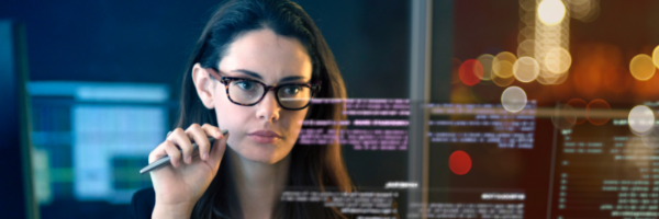 Eine Frau mit Brille hält einen Stift in der Hand und schaut auf durchsichtige Computerbildschirme, auf denen Code und RSA-Best-Practices zu sehen sind, während im Hintergrund verschwommene Lichter der Stadt zu erkennen sind.