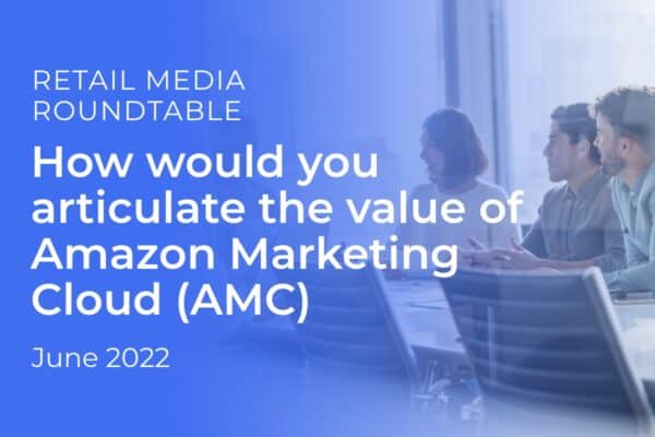 Eine Gruppe von Leuten sitzt an einem Konferenztisch, über dem blauer Text eingeblendet ist: RETAIL MEDIA ROUNDTABLE Juni 2022. Wie würdest du den Nutzen der Amazon Marketing Cloud (AMC) beschreiben?