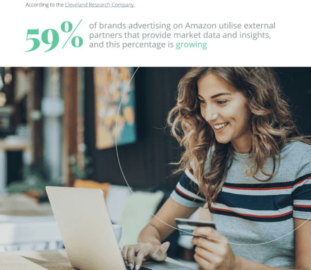 Eine Frau kauft mit einem Laptop online ein. Mit Amazon Marketing Cloud können Marken Marktdaten und Einblicke erfassen.