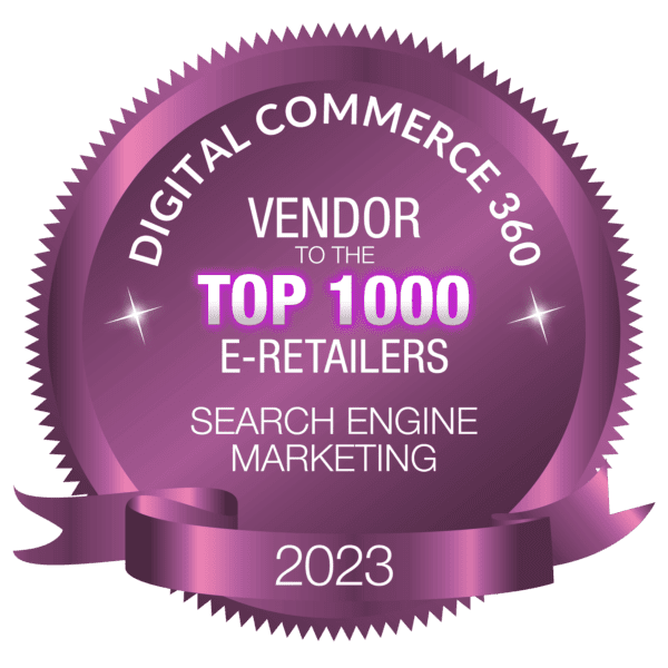 Auf einem violetten, runden Abzeichen mit Schleife steht: „Digital Commerce 360 – Lieferant der Top 1000 E-Retailer, Suchmaschinenmarketing, 2023“.