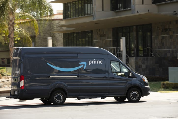 Ein Amazon Prime Truck liefert während des Prime Day aus.