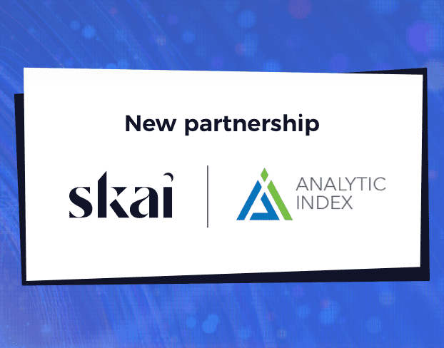 Eine digitale Grafik kündigt eine neue Partnerschaft zwischen Skai Analytic Index an und zeigt die Logos beider Unternehmen vor einem blauen, abstrakten Hintergrund.