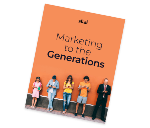 Une brochure intitulée « Marketing to the Generations » (Le marketing à l'échelle des générations), publiée par Skai, sur laquelle figurent cinq personnes d'âges différents, debout devant un mur orange, toutes les yeux rivés sur leur téléphone.