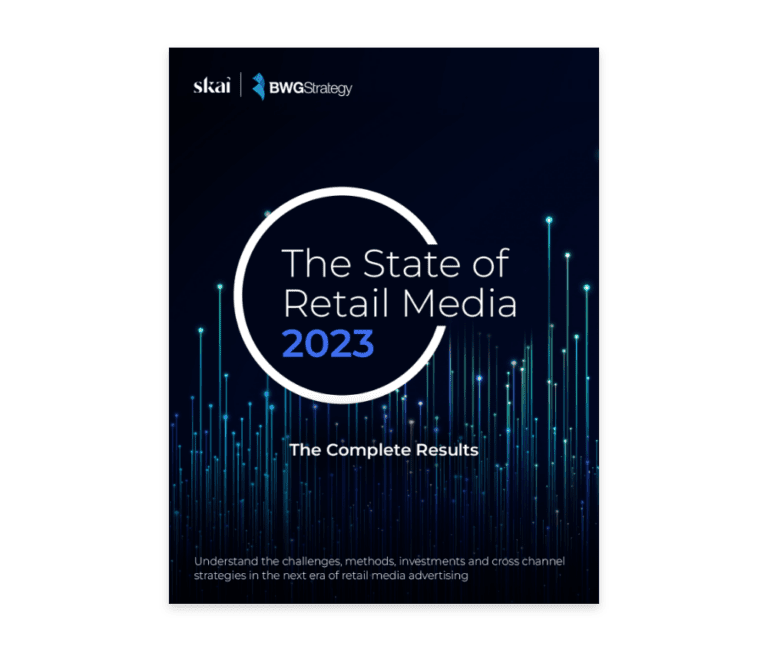 Page de couverture intitulée « The State of Retail Media 2023 — The Complete Results », sur laquelle apparaissent des lignes de données bleues lumineuses se détachant sur un fond sombre. Les conclusions de l'étude « Retail Media 2023 » sont mises en avant, avec les logos Skai de BWG Strategy en haut de la page.