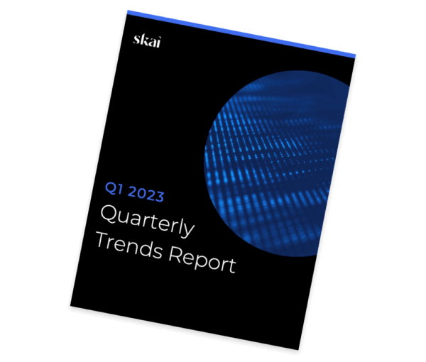 Une image de couverture du rapport trimestriel sur les tendances du premier trimestre 2023 publié par Skai, représentant un motif numérique abstrait bleu sur fond noir, accompagné d'un texte en blanc et bleu.