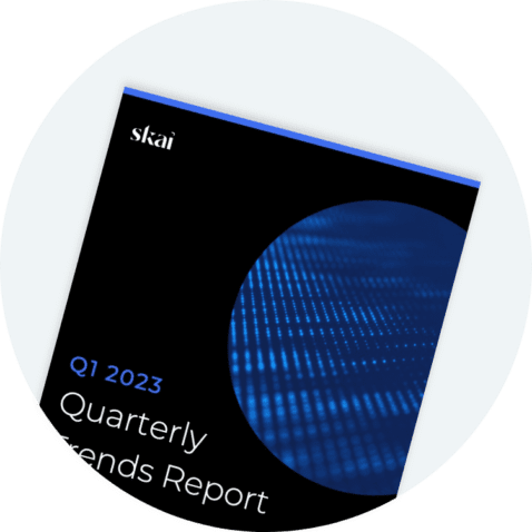 Une couverture noire d'un rapport intitulé « Rapport sur les tendances trimestrielles du premier trimestre 2023 » publié par Skai, sur laquelle figure, à droite, un motif numérique bleu dans un cercle.
