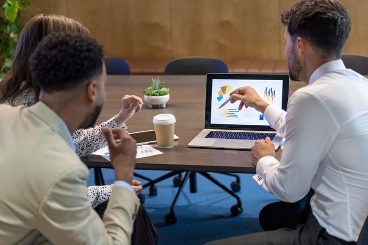 Ils sont assis dans un bureau et discutent d'exemples de marketing générationnel.