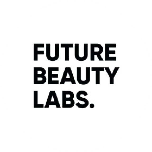 Der schwarze, fettgedruckte Schriftzug „FUTURE BEAUTY LABS.“ ist auf einem schlichten weißen, runden Hintergrund zentriert und erinnert an die Präzision einer Fallstudie zur Budgetplanung.