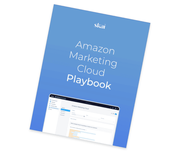 Une page de couverture bleue intitulée « Amazon Marketing Cloud Playbook » par Skai, avec en bas une capture d'écran stylisée d'une interface informatique.