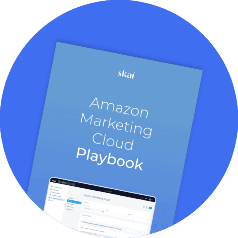 Un livret numérique intitulé « Amazon Marketing Cloud Playbook », avec le Skai en haut de la page, s'affiche sur un fond circulaire bleu. Une capture d'écran partielle d'une interface Web est visible au bas du livret.