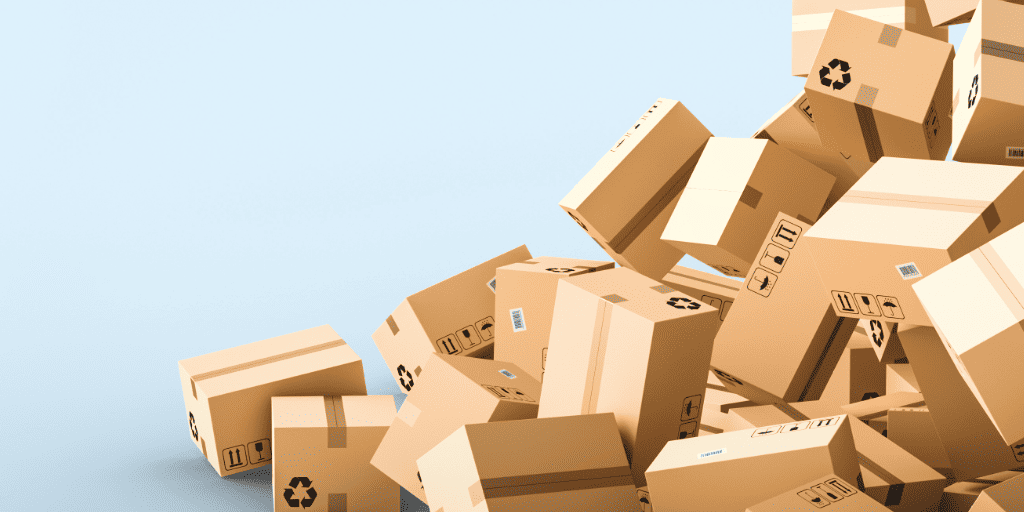 Ein großer Stapel Kartons mit verschiedenen Versandetiketten und Recycling-Symbolen, die wahllos vor einem hellblauen Hintergrund aufgeschichtet sind.