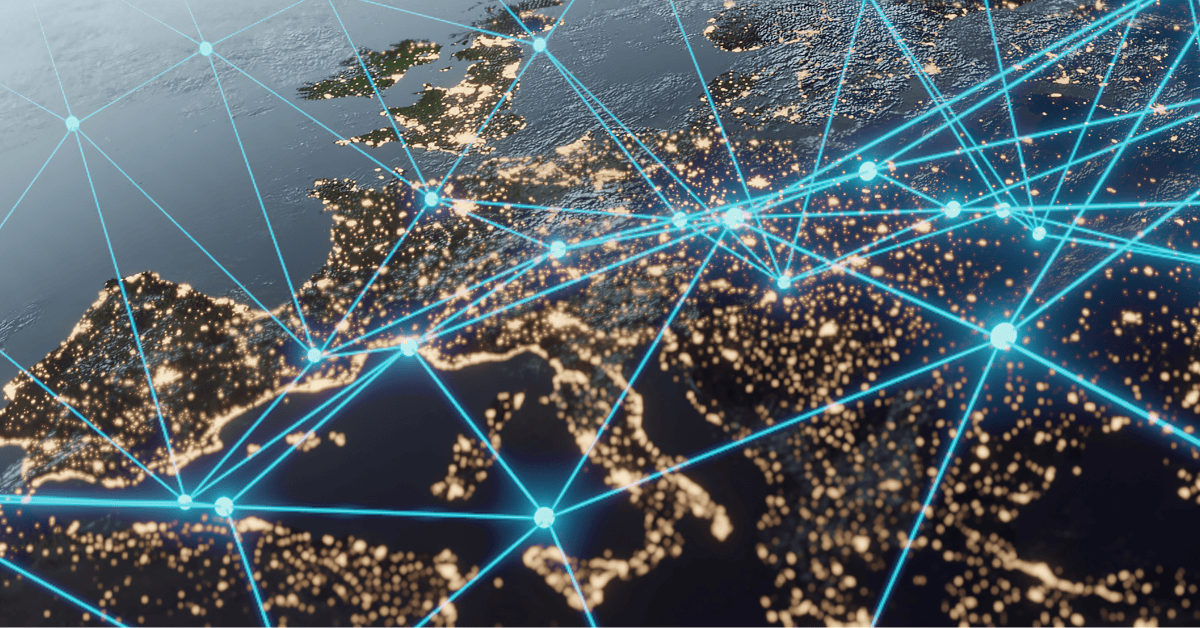 Eine digitale Illustration von Europa bei Nacht, die leuchtende Stadtlichter und blaue Linien zeigt, die verschiedene Punkte verbinden und ein Netzwerk oder die globale Vernetzung auf dem gesamten Kontinent symbolisieren.