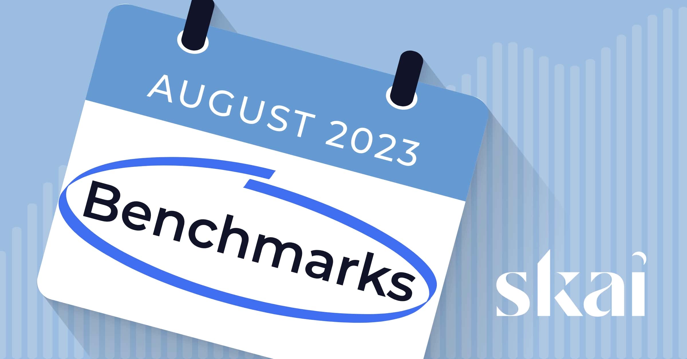 Illustration d'une page de calendrier représentant le mois d'août 2023, avec la mention « Benchmarks » entourée en bleu, mettant en évidence un aperçu mensuel des médias payants, et le Skai dans le coin inférieur droit sur fond bleu.