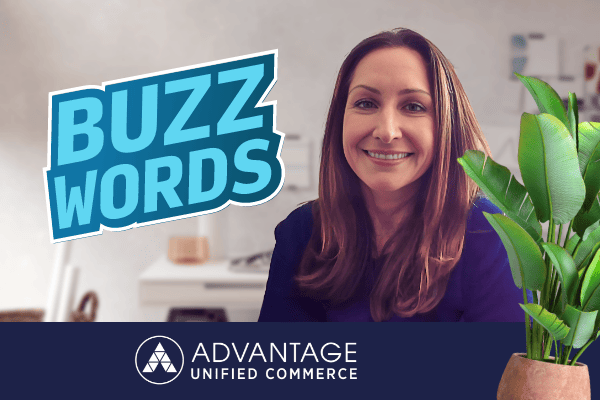 Une femme souriante est assise à un bureau, près d'une plante verte. Les mots « Buzz Words » apparaissent en caractères bleus gras, et le logo d'Advantage Unified Commerce est affiché au bas de l'image.