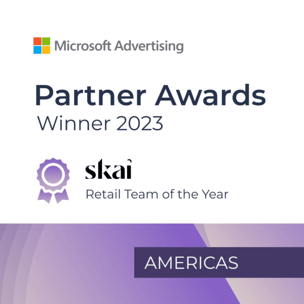 Gewinner der Microsoft Advertising Partner Awards 2023. Skai „Retail Team of the Year“ Skai . Das Bild zeigt das Microsoft-Logo und einen violetten, abstrakten Hintergrund mit der Aufschrift „Americas“.