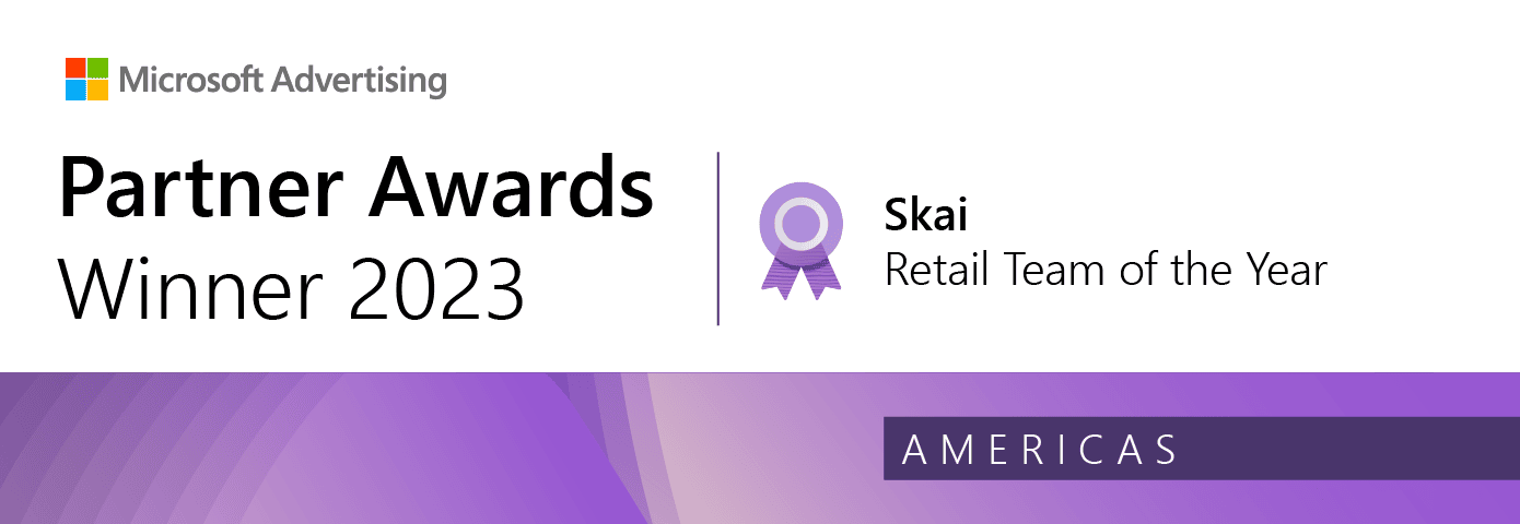 Bannière présentant les lauréats des Microsoft Advertising Partner Awards 2023, avec Skai désignée « Équipe de vente au détail de l'année » pour les Amériques, comportant une icône en forme de ruban violet et un motif abstrait violet.
