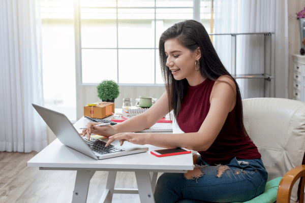 Frau, die am Computer arbeitet