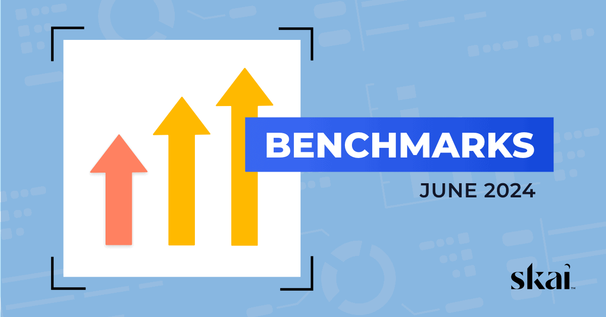Eine Grafik mit drei nach oben zeigenden Pfeilen in Rot und Gelb, die für Wachstum stehen. Auf einem blauen Banner stehen die Begriffe „BENCHMARKS“ und „Monatlicher Überblick über die Ausgaben für bezahlte Medien – Juni 2024“. Das Skai befindet sich in der rechten unteren Ecke.