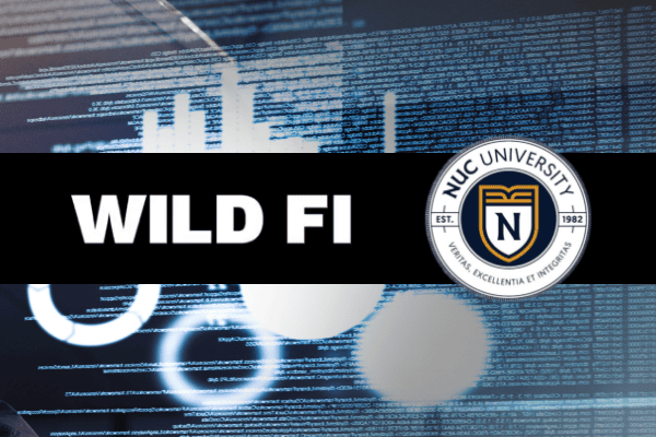 Auf einem digitalen Hintergrund mit weißem Code und Grafiken ist neben dem Logo der NUC University der Text „WILD FI“ in fetten Buchstaben zu sehen, der eine Fallstudie zur Suchbegriffanalyse veranschaulicht.
