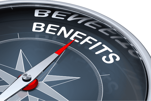 Gros plan sur une boussole dont l'aiguille pointe vers le mot « BENEFITS », écrit en lettres blanches en gras, symbolisant l'orientation ou la direction vers les avantages.