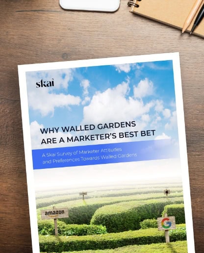 Auf einem Schreibtisch liegen ein Notizblock und ein Stift sowie ein Dokument mit dem Titel „Warum geschlossene Plattformen die beste Wahl für Vermarkter sind“. Auf dem Cover ist eine labyrinthartige Hecke mit den Logos von Amazon und G zu sehen, wobei „Retail Media 2025“ vor einem blauen Himmel und Wolken im Hintergrund hervorgehoben ist.