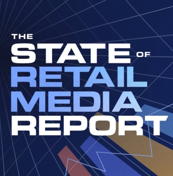 Auf einem dunklen geometrischen Hintergrund steht in fetter weißer und blauer Schrift: „The State of Retail Media Report“. Farbige diagonale Balken und Gitterlinien sorgen für visuelle Abwechslung und bereiten die Bühne für Einblicke in die Welt der Retail Media im Jahr 2025.