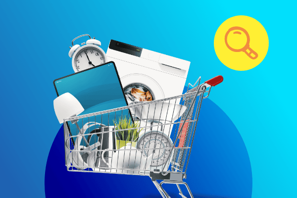 Ein Einkaufswagen, gefüllt mit Haushaltsartikeln und Unterhaltungselektronik, darunter eine Waschmaschine, Wecker, ein Tablet, eine Tasse und Geschirr auf blauem Hintergrund mit einem gelben Lupensymbol.