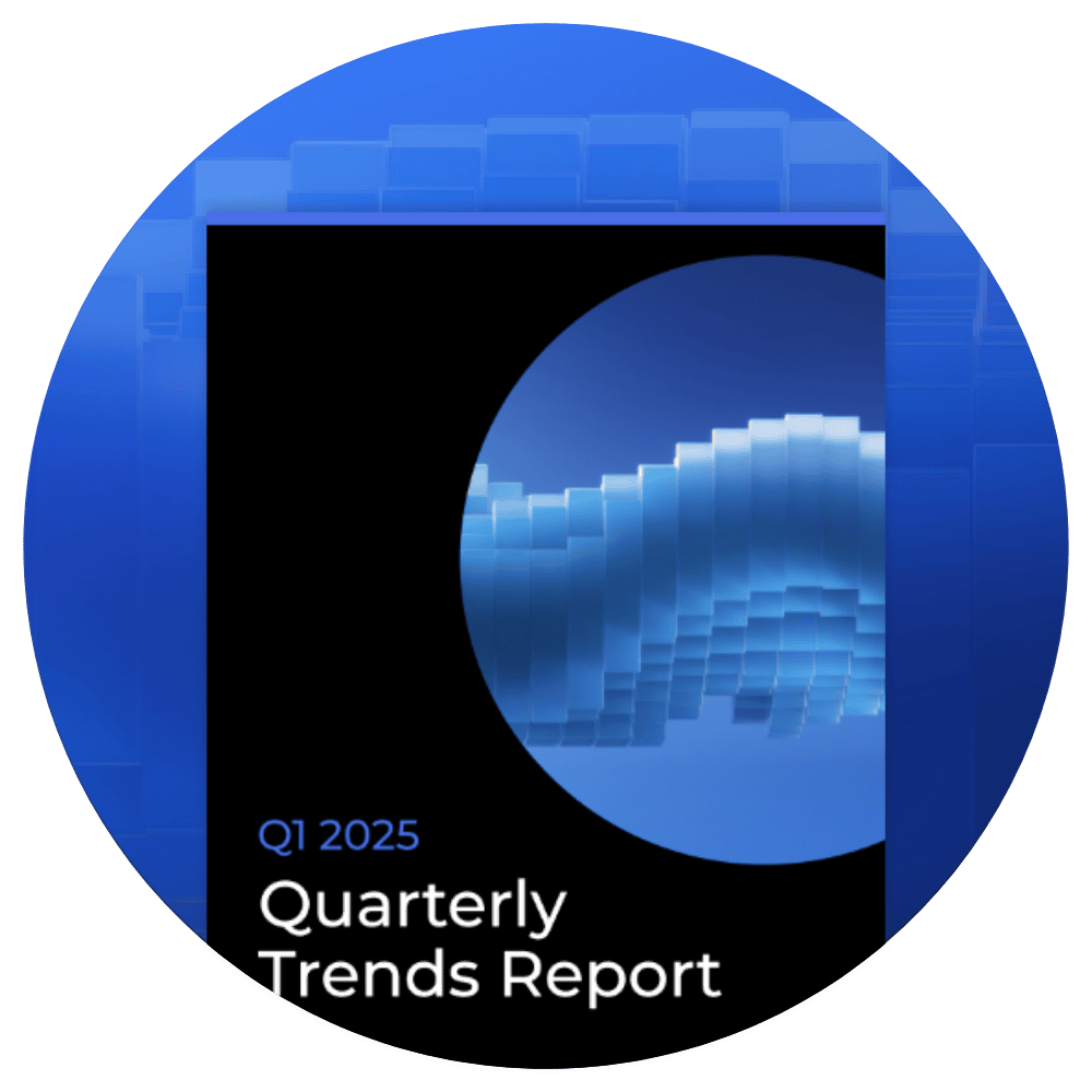 Eine runde Grafik mit einem blauen abstrakten Muster und dem Text „Q1 2025 Quarterly Trends Report“ in Weiß auf schwarzem Hintergrund.