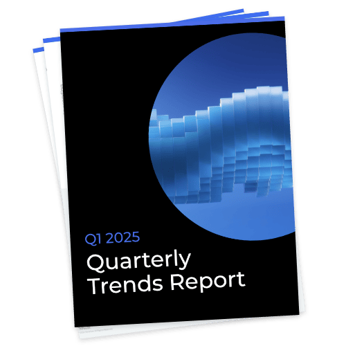 Ein Berichtsdeckblatt mit dem Titel „Q1 2025 Quarterly Trends Report“ und einem blauen, abstrakten 3D-Wellenmuster auf schwarzem Hintergrund. Unter dem oberen Bericht sind zwei weitere Seiten leicht zu erkennen.