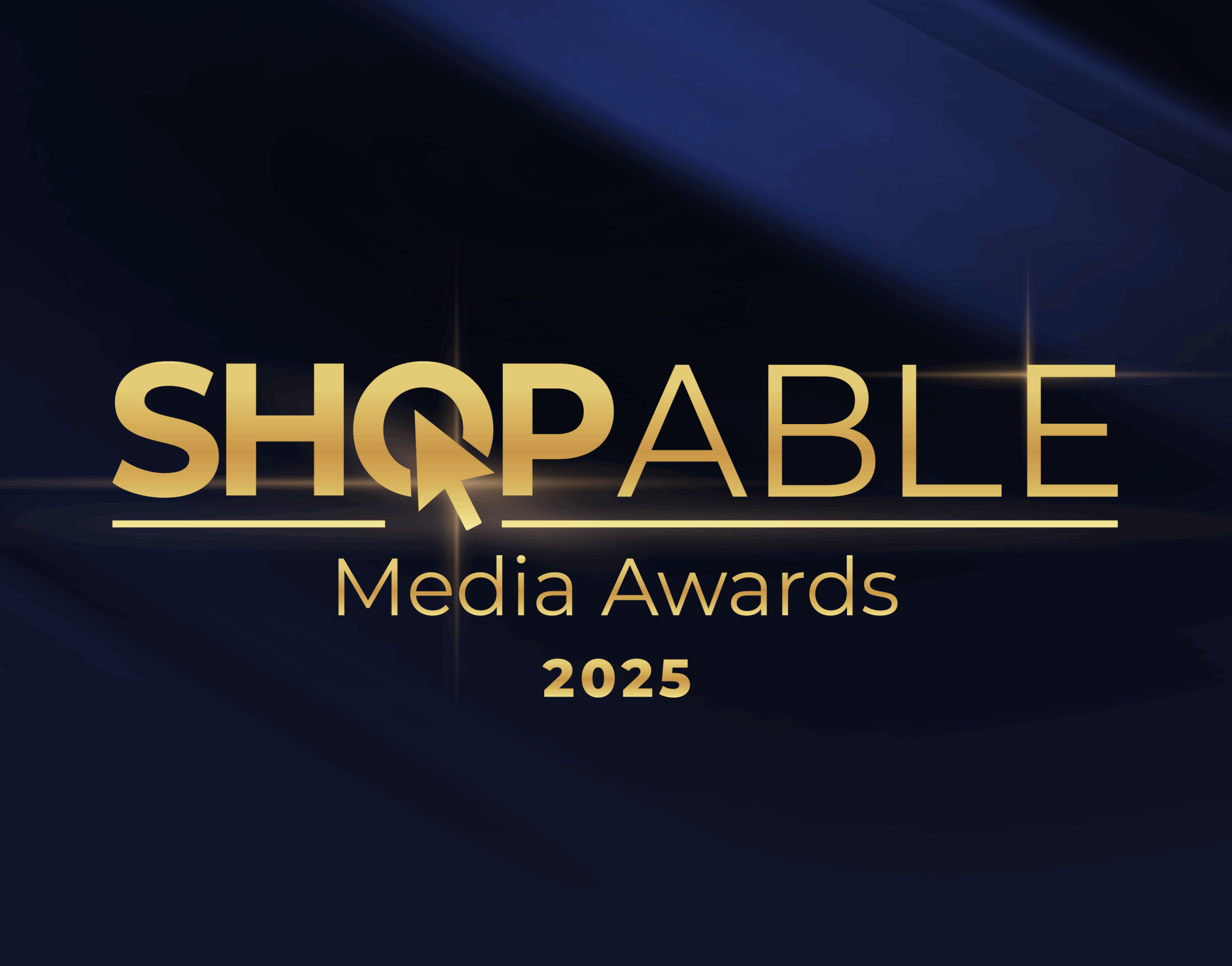 L'inscription « Shoppable Media Awards 2025 », en lettres dorées sur fond bleu foncé, comporte une icône de curseur intégrée à la lettre « O » du mot « Shoppable » et présente un léger effet scintillant sur certaines lettres.