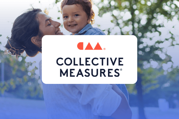 Eine Frau lächelt, während sie draußen ein kleines Kind im Arm hält. In der Bildmitte ist ein weißes Rechteck mit dem „Collective Measures“-Logo und einem Text eingeblendet, der eine Omnichannel-Fallstudie hervorhebt. Im Hintergrund sind Bäume und Sonnenlicht zu sehen.