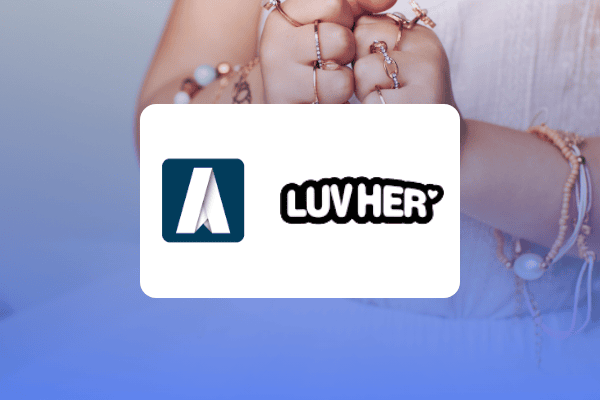 Im Hintergrund hält eine Person mit Armbändern die Hände zusammen. Im Vordergrund ist auf einem weißen Rechteck ein Logo mit einem stilisierten „A“ und dem Wort „LUVHER“ zu sehen, das ein kleines Herz enthält – perfekt für eine Retail-Media-Fallstudie.