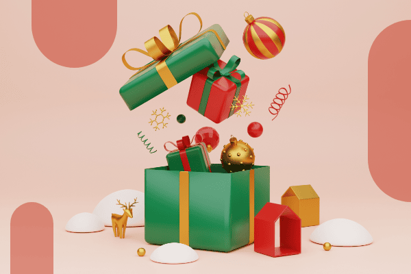 Grüne Geschenkboxen mit gelben Schleifen, Weihnachtsschmuck, ein kleines goldenes Rentier und festliche Dekorationen schweben über einer offenen Geschenkbox – die perfekte Inspiration für deine Planung der Cyber 5 2025 auf pastellfarbenem Hintergrund mit roten und weißen geometrischen Formen.