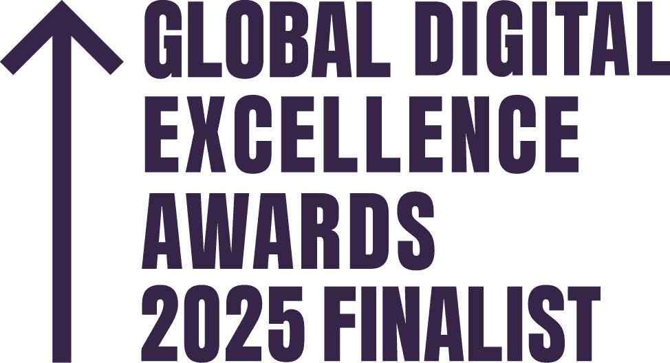 Ein großer Aufwärtspfeil neben fettgedrucktem Text mit der Aufschrift: GLOBAL DIGITAL EXCELLENCE AWARDS 2025 FINALIST auf hellem Hintergrund.