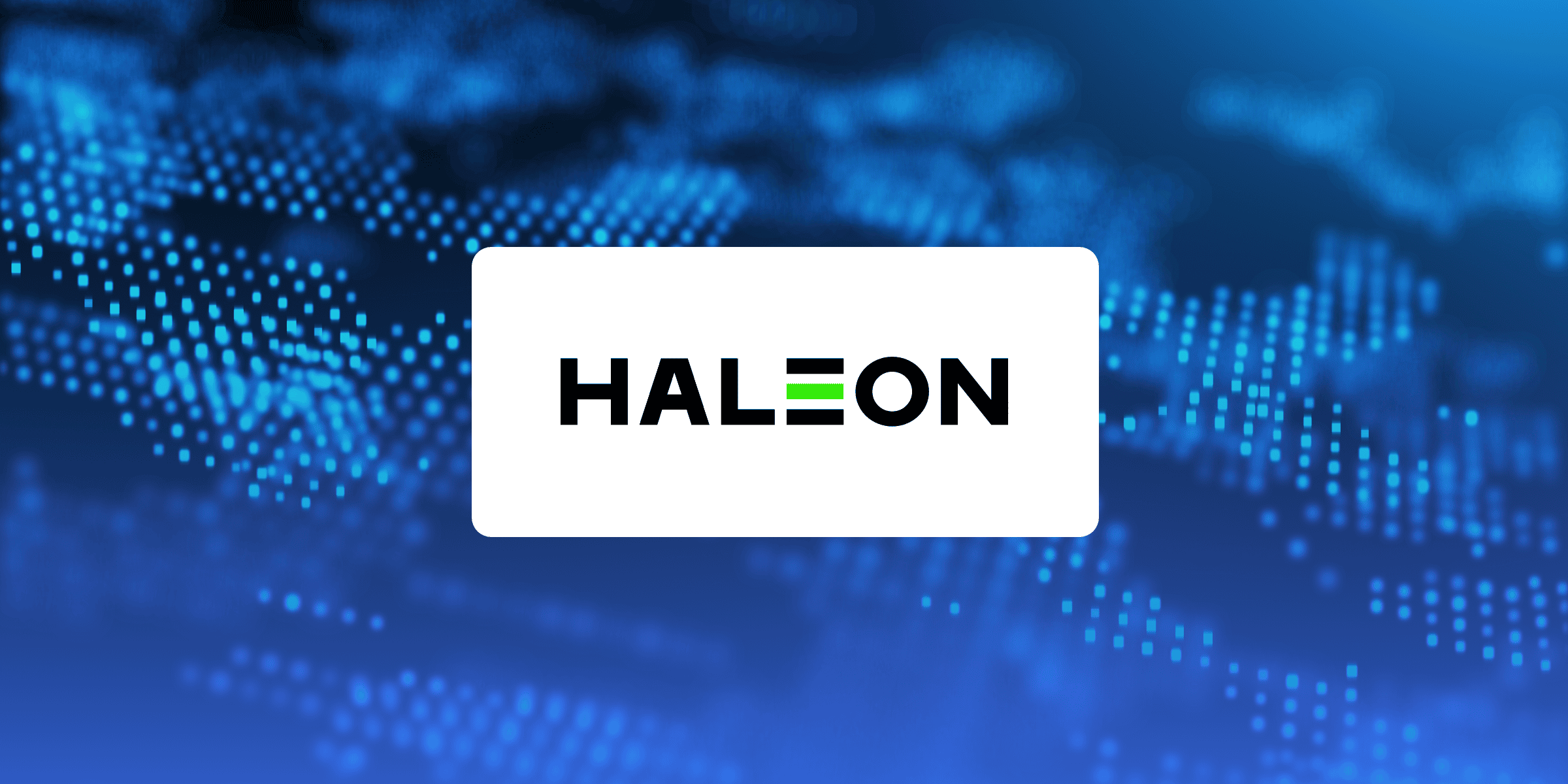 Le mot « HALEON » apparaît en lettres noires en gras sur un rectangle blanc, la lettre « E » étant formée de trois lignes horizontales vertes, le tout sur un fond bleu orné de motifs pointillés lumineux — un visuel idéal pour une étude de cas omnicanale.