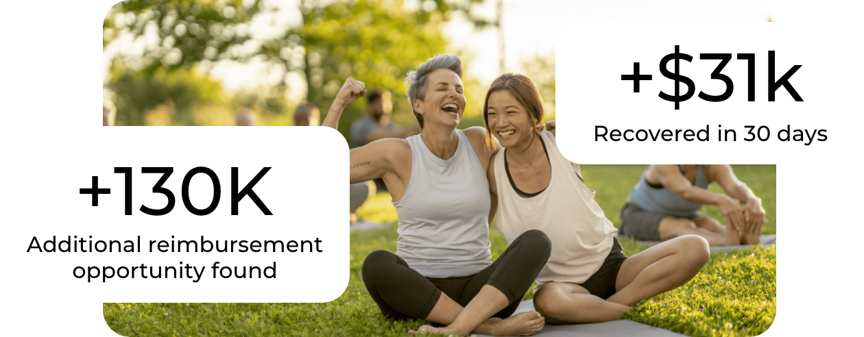 Zwei Frauen sitzen draußen auf Yogamatten, lächeln und feiern. Der eingeblendete Text lautet: Über 130.000 zusätzliche Erstattungsmöglichkeiten gefunden und über 1.000 Euro an wiedererlangten Einnahmen innerhalb von 30 Tagen.